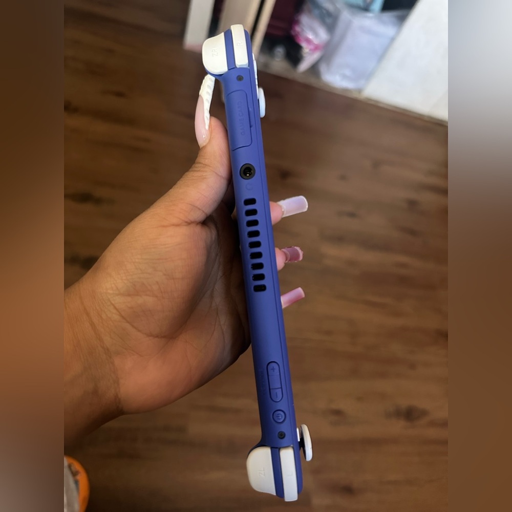 NINTENDO SWITCH LITE - Picture 2 of 3